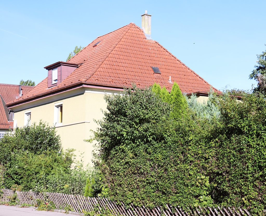 Freistehendes Zweifamilienhaus Mit Ausbau Potenzial In 70499 Stuttgart ...